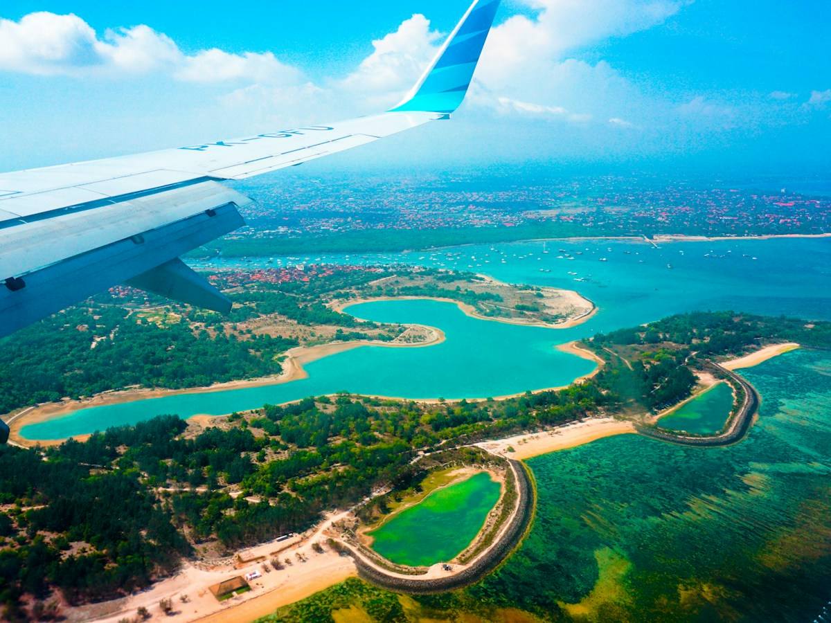 Vista desde la ventana del avión llegando a la costa