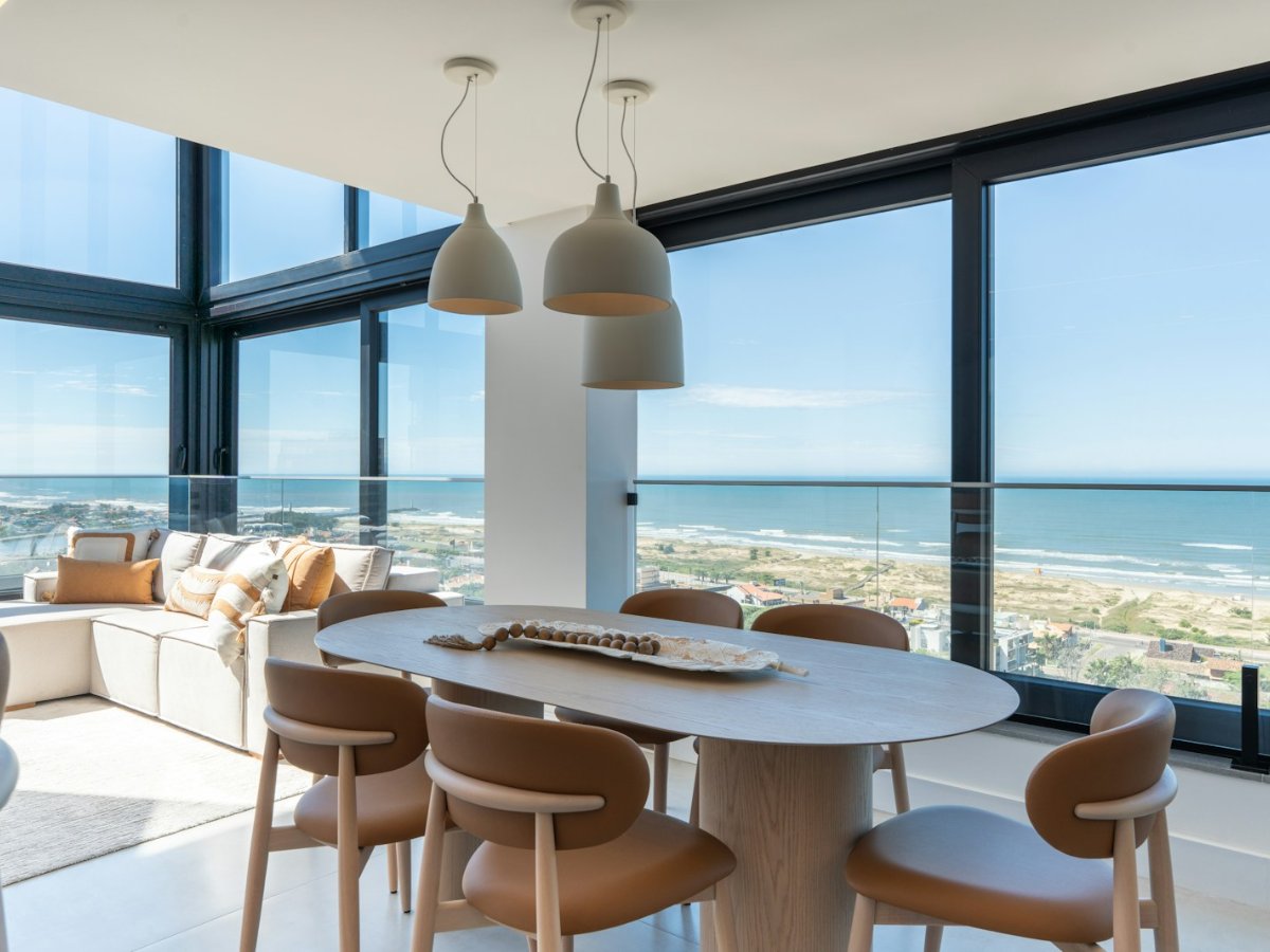 Sala luminosa con vista al mar