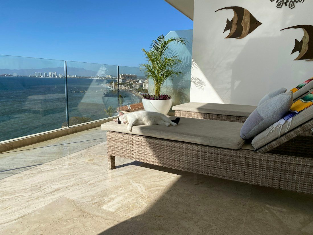 Vista al mar de Puerto Vallarta desde la terraza de un departamento