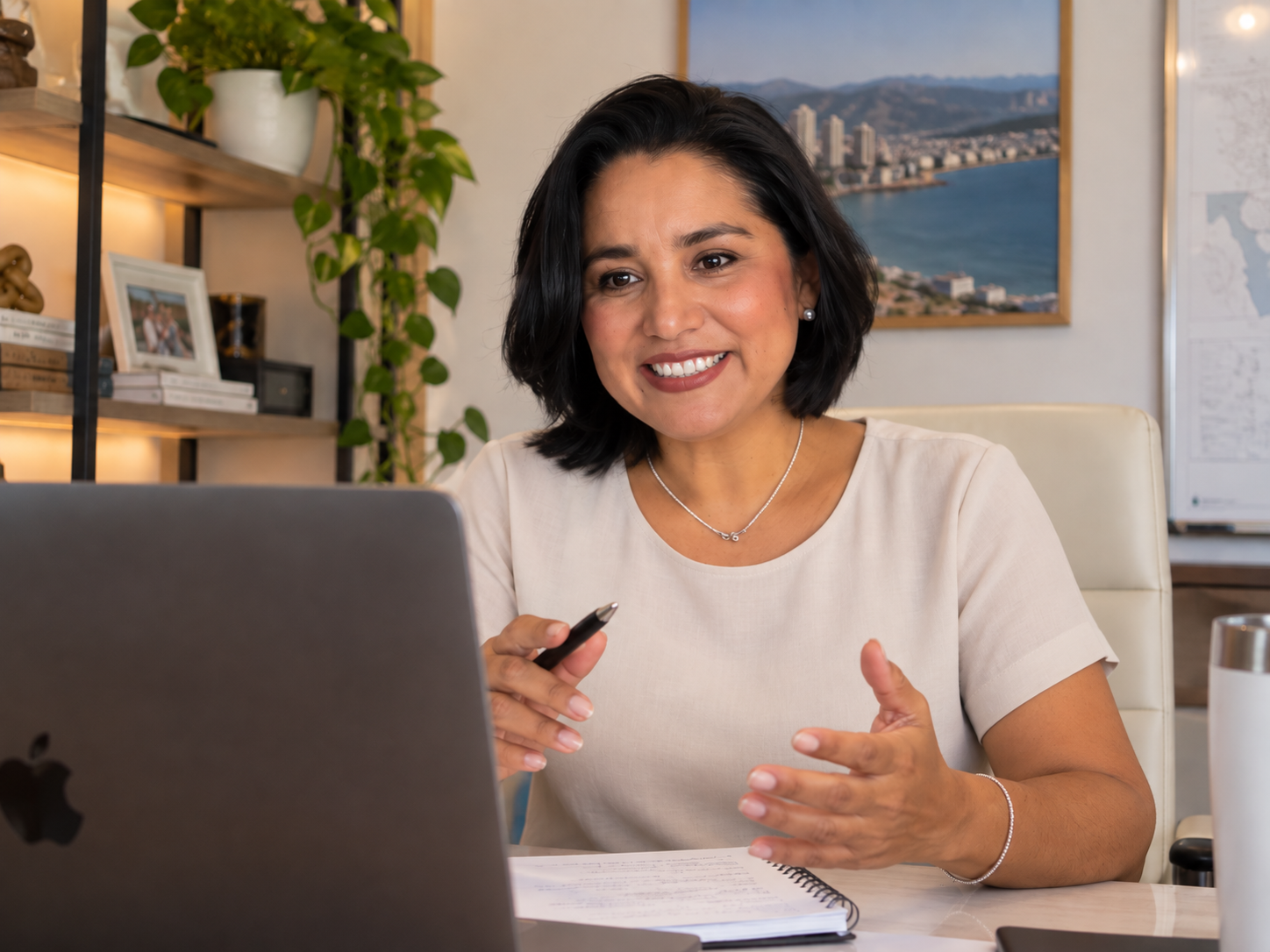Vianey Becerra en videollamada con un cliente